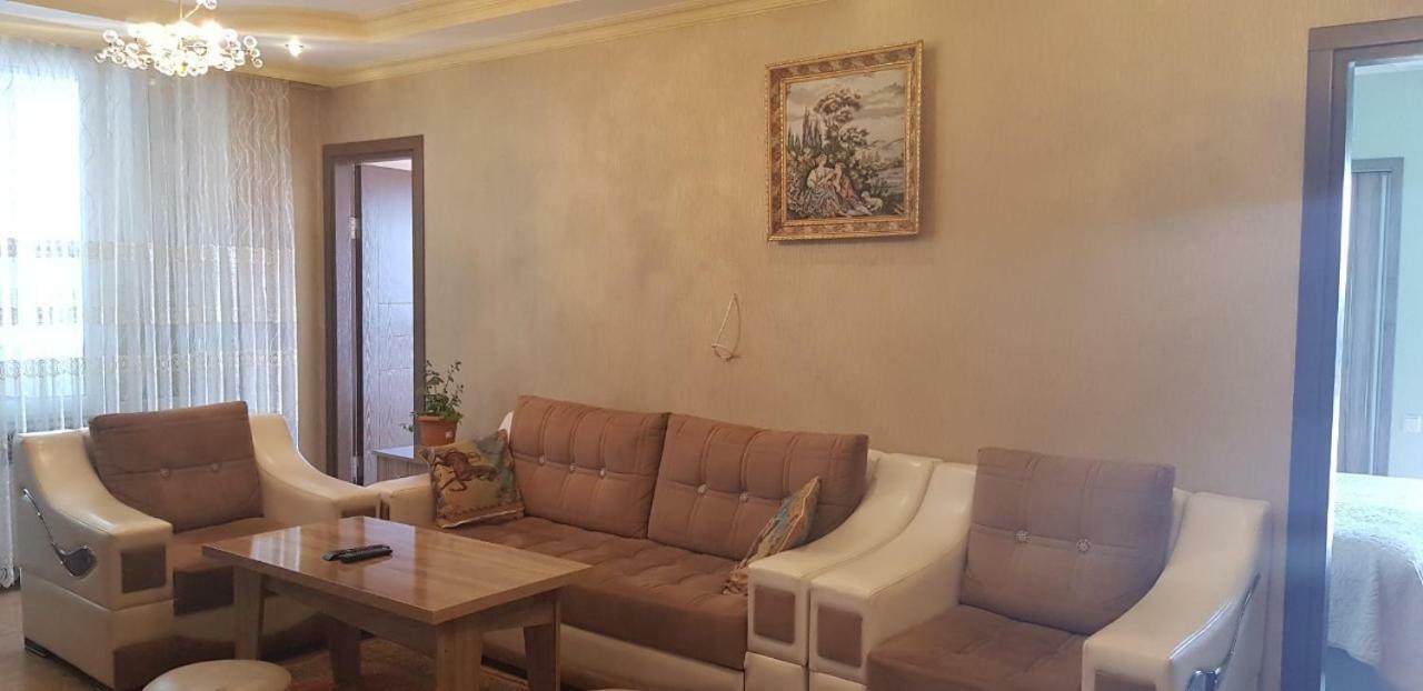 Tamar'S Apartment On Inasaridze 7A 巴统 外观 照片